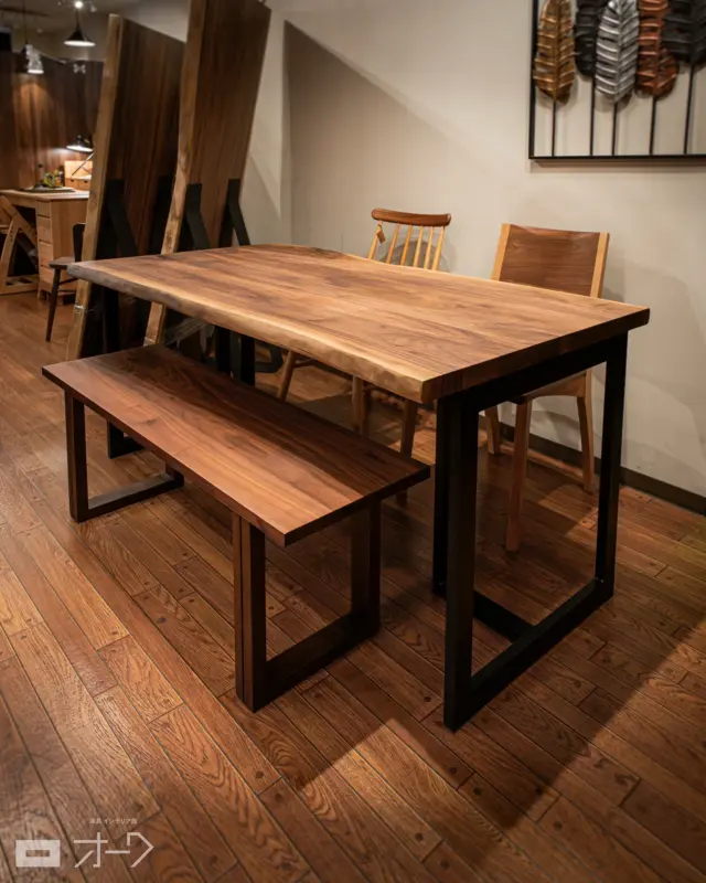 🌳【人気No.1！天然耳付きダイニングテーブル】

こんにちは、スタッフの石川です🌿

当店で一番人気の天然耳付きダイニングテーブルをご紹介します！

材質は、世界三大銘木のひとつ“ブラックウォールナット”
高級感あふれる色合いと木目で、家具材の中でも憧れの存在です。
本来ならかなり高額になりやすい素材ですが…

➡️ 人気の樹種＆サイズに絞ることで、価格をぐっと抑えた特別仕様になっています！

＊

〈おすすめポイント〉
✔️ 厚み40ミリの天板 → 一枚板さながらの迫力
✔️ 天然耳付き → 自然が生み出す唯一無二のライン
✔️ 脚は変更可能 → スチール脚・木製脚からセレクトOK
✔️ 座卓仕様にも◎ → 暮らしに合わせて長く使える

天然耳付きの自然なラインも加わり、まさに“一点もの”の存在感を放ちます✨

〈展示サイズと価格〉
W1550×D750〜800　221,200円（税込）※展示サイズ
そのほか W1850・2000・2150 サイズもございます。

＊

🪵 ブラックウォールナットの無垢材テーブルを、この価格でご案内できるのは大きな魅力。

光のあたり方や手触りなど、写真では伝わらない存在感をぜひ体感してみてください。

👉 店頭で実際にご覧いただけます。

詳しい写真は投稿からもご確認ください📸

🪑- - - - - - - - - - - - - - - - - - - - - - - - - -
⁡
🚩 その他の投稿はこちら⇨ @𝗈𝖺𝗄_𝗄𝖺𝗀𝗎 
⁡
✦ 下見やご相談だけも大歓迎！気軽にお越しください💁‍♀️
✦ お子様向けにアニメや絵本などをご用意しています！
✦ ご予算やご要望に応じて柔軟にご提案いたします。
⁡
【家具・インテリア館 オーク】
住所 : 山梨県南アルプス市小笠原𝟥𝟪𝟢-𝟣
営業時間 : 𝟣𝟤:𝟢𝟢〜𝟣𝟫:𝟢𝟢(毎週水曜・隔週金曜休み)
𝖳𝖤𝖫 : 𝟢𝟧𝟧-𝟤𝟪𝟤-𝟧𝟤𝟧𝟣
⁡
🪑- - - - - - - - - - - - - - - - - - - - - - - - - -
⁡
#家具のオーク #南アルプス市 
#無垢材のある暮らし 
#木工家具 #天然木家具 
#無垢材家具 #木製家具
#耳付きテーブル