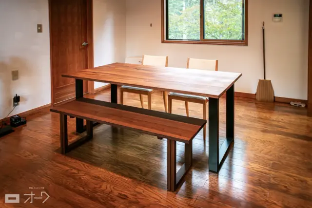 【設置例】
⁡
長野県南牧村　M様
⁡
ブラックウォールナット無垢材のダイニングセットをお届けしました！
⁡
幅1800ミリの大判の天板に、スチール製の箱脚（ロの字型脚）を合わせてお選びいただき、無骨ながらもスタイリッシュな印象に仕上がりました。
⁡
別荘地ならではの空気感もあいまって、落ち着きのある上品な空間にぴったりのダイニングセットになりました🌲
⁡
🪑- - - - - - - - - - - - - - - - - - - - - - - - - -
⁡
その他の設置例はこちら🔜 #オーク設置例 📍 ˎˊ˗
⁡
✦ 下見やご相談だけも大歓迎！気軽にお越しください💁‍♀️
✦ お子様向けにアニメや絵本などをご用意しています！
✦ ご予算やご要望に応じて柔軟にご提案いたします。
⁡
【家具・インテリア館 オーク】
住所 : 山梨県南アルプス市小笠原380-1
営業時間 : 12:00〜19:00(毎週水曜・隔週金曜休み)
TEL : 055-282-5251
⁡
🪑- - - - - - - - - - - - - - - - - - - - - - - - - -
#家具のオーク #南アルプス市
#木工家具 #天然木家具
#家具配置 #別荘 
#ウォールナット家具