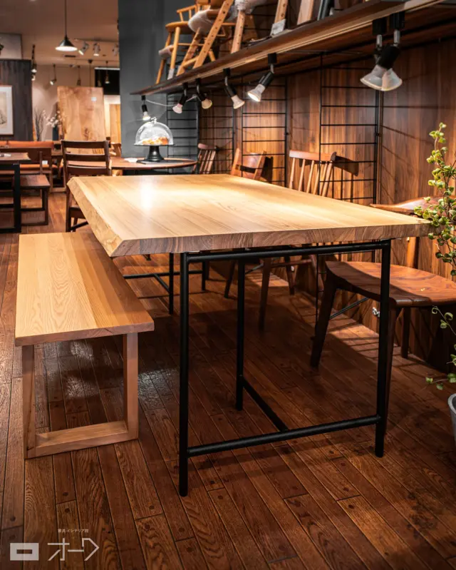 🌳【天然耳付きの特別な一台】

こんにちは、スタッフの石川です🌿

今日ご紹介するのは、“白木の女王”と呼ばれるアッシュ（タモ材）で仕上げた 天然耳付きダイニングテーブル。

＊

〈おすすめポイント〉
✔️ 明るくて軽やかな木肌 → ダイニングを広く爽やかに演出
✔️ 厚み40ミリの天板 → 一枚板さながらの迫力
✔️ 耳付きの曲線 → 自然が生み出す唯一無二のライン

そして天板のデザインにもひと工夫。
中央に板目（木の年輪が曲線を描く模様）、両サイドに柾目（まっすぐ通った木目）を配置。
これにより見た目はまるで一枚板のような美しさに仕上がっています✨

＊

脚はスチール脚・木製脚から選べて、高さを変えれば座卓仕様にも◎
ライフスタイルに合わせて長く使えるのも魅力です。

〈サイズと価格〉
W1500×D900〜950  182,600円（税込）※展示サイズ
その他 W1800・2000・2100 もございます。

＊

光のあたり方で変わる木目、手で触れたときの質感…
これはぜひ実物で感じてほしいポイントです☺️

👉 店頭にてご覧いただけます。
詳細は投稿内の写真もチェックしてみてください📸

🪑- - - - - - - - - - - - - - - - - - - - - - - - - -
⁡
🚩 その他の投稿はこちら⇨ @𝗈𝖺𝗄_𝗄𝖺𝗀𝗎 
⁡
✦ 下見やご相談だけも大歓迎！気軽にお越しください💁‍♀️
✦ お子様向けにアニメや絵本などをご用意しています！
✦ ご予算やご要望に応じて柔軟にご提案いたします。
⁡
【家具・インテリア館 オーク】
住所 : 山梨県南アルプス市小笠原𝟥𝟪𝟢-𝟣
営業時間 : 𝟣𝟤:𝟢𝟢〜𝟣𝟫:𝟢𝟢(毎週水曜・隔週金曜休み)
𝖳𝖤𝖫 : 𝟢𝟧𝟧-𝟤𝟪𝟤-𝟧𝟤𝟧𝟣
⁡
🪑- - - - - - - - - - - - - - - - - - - - - - - - - -
⁡
#家具のオーク #南アルプス市 
#無垢材のある暮らし 
#木工家具 #天然木家具 
#無垢材家具 #木製家具
#耳付きテーブル