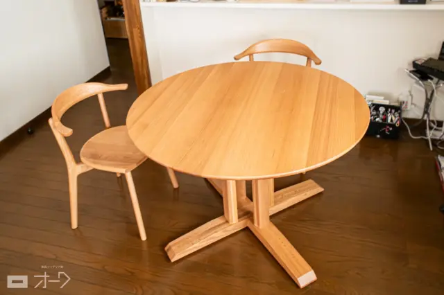 【設置例】
⁡
南アルプス市　H様

ナラ（オーク）無垢材のダイニングセットをお届けしました！

直径1100ミリの丸テーブルは、2〜4人掛けで使えるちょうど良いサイズの一品です（サイズオーダーも可能）。

実用性と強度を兼ね備えた4本脚が特徴的な、クラフト感あふれるデザインも人気です。
ハーフ肘のすっきりとした印象の椅子も合わせてお選びいただき、無垢材の質感をたっぷり味わえる空間になりました👍

＊

リビングスペースには、3人掛けのソファもお選びいただきました！

ナラ材の明るい色合いと、グリーンのカバーがよく似合っています。
床材ともしっかりとコントラストが効いていて、メリハリのある印象に仕上がりました。

🪑- - - - - - - - - - - - - - - - - - - - - - - - - -
⁡
その他の設置例はこちら🔜 #オーク設置例 📍 ˎˊ˗
⁡
✦ 下見やご相談だけも大歓迎！気軽にお越しください💁‍♀️
✦ お子様向けにアニメや絵本などをご用意しています！
✦ ご予算やご要望に応じて柔軟にご提案いたします。
⁡
【家具・インテリア館 オーク】
住所 : 山梨県南アルプス市小笠原380-1
営業時間 : 12:00〜19:00(毎週水曜・隔週金曜休み)
TEL : 055-282-5251
⁡
🪑- - - - - - - - - - - - - - - - - - - - - - - - - -
#家具のオーク #南アルプス市
#木工家具 #天然木家具
#家具配置 #ダイニングテーブル
#円形テーブル #ラウンドテーブル
#ソファ