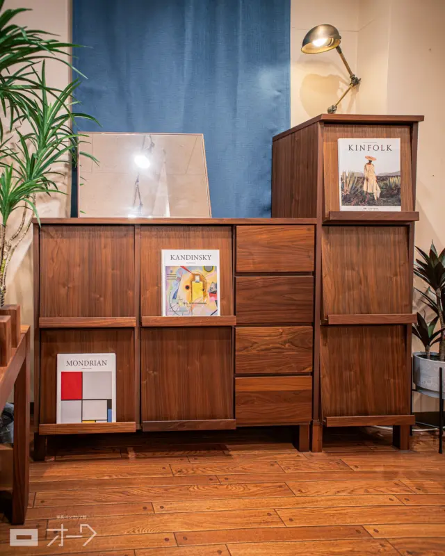 📚【暮らしを整えるマガジンラック】

こんにちは、スタッフの石川です🌿
お客様からよくいただくのが、
「雑誌や絵本って、すぐごちゃついちゃう…」というお悩み。

そこでおすすめなのが、この木製マガジンラック

＊

✨こだわりポイント✨

1️⃣ 表紙を見せてディスプレイできる「見せる収納」

2️⃣ 扉＆引き出し付きで「隠す収納」もばっちり

3️⃣ サイズバリエーションが豊富で引き出し付きも◎

4️⃣ ロボット掃除機も通れる設計でお掃除ラクラク

5️⃣ 天然木だから長く使うほど味わい深く

「見せる収納」と「隠す収納」を兼ね備えているので、
リビングがすっきり片付きながらインテリア性もアップ✨

本だけでなくレコードや趣味のアイテムも収納OK。
さらに、お子さまのおもちゃやランドセル置き場としても活躍します👦🎒

置くだけで暮らしが整い、お気に入りの空間が完成✨

👉 ぜひ店頭で木の温もりを感じてみてください。

＊

🌳 樹種：オーク / ブラックウォールナット
📐 サイズ：W400×D370×H1295・W680〜1800×D370×H905
💰 価格はHPにてご覧いただけます

＼リビングをすっきりさせたい方は保存してチェック／

あとで見返していただけると嬉しいです☺️

🪑- - - - - - - - - - - - - - - - - - - - - - - - - -
⁡
🚩 その他の投稿はこちら⇨ @𝗈𝖺𝗄_𝗄𝖺𝗀𝗎 
⁡
✦ 下見やご相談だけも大歓迎！気軽にお越しください💁‍♀️
✦ お子様向けにアニメや絵本などをご用意しています！
✦ ご予算やご要望に応じて柔軟にご提案いたします。
⁡
【家具・インテリア館 オーク】
住所 : 山梨県南アルプス市小笠原𝟥𝟪𝟢-𝟣
営業時間 : 𝟣𝟤:𝟢𝟢〜𝟣𝟫:𝟢𝟢(毎週水曜・隔週金曜休み)
𝖳𝖤𝖫 : 𝟢𝟧𝟧-𝟤𝟪𝟤-𝟧𝟤𝟧𝟣
⁡
🪑- - - - - - - - - - - - - - - - - - - - - - - - - -
⁡
#家具のオーク #南アルプス市 
#木工家具 #天然木家具 
#無垢材家具 #木製家具
#キャビネット #サイドボード 
#収納家具 #木製本棚 #本棚